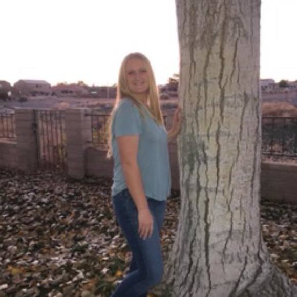 Meet your Posher, Laura - Picture 1 of 1